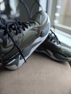 Puma Men's Sneakers in Olive Green and Black 8.5 Size US. No Smoking Home